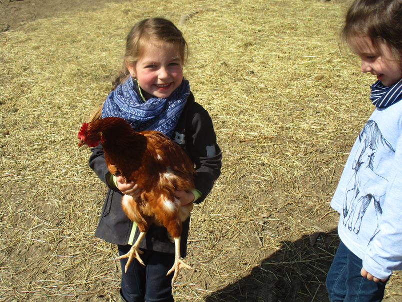 Mädchen mit Huhn