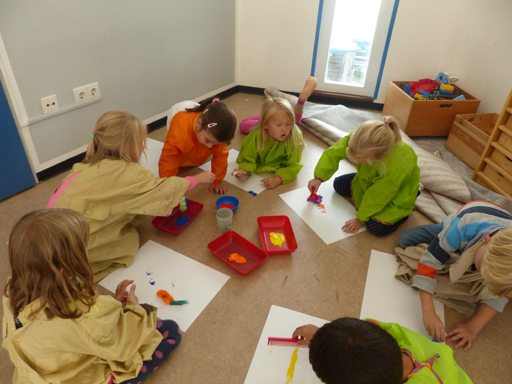 Kinder malen auf dem Fußboden