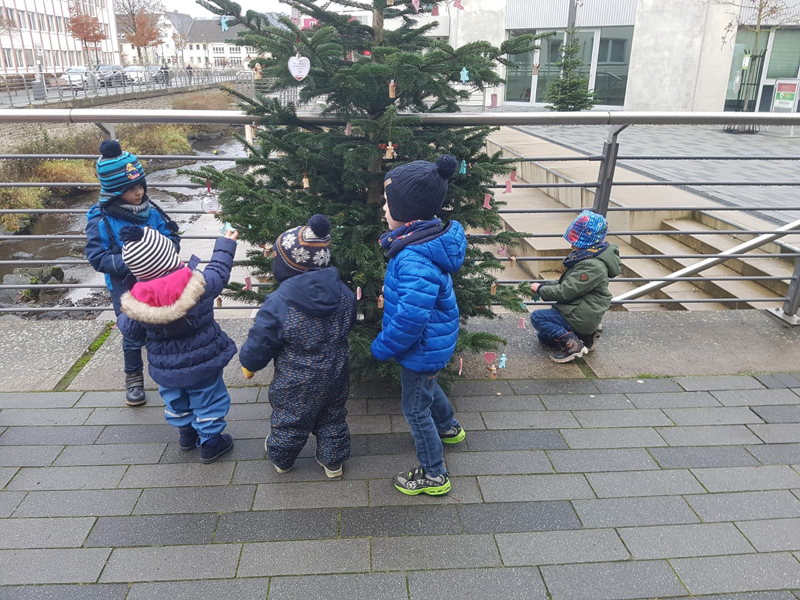 4 Kinder mit dem Baum