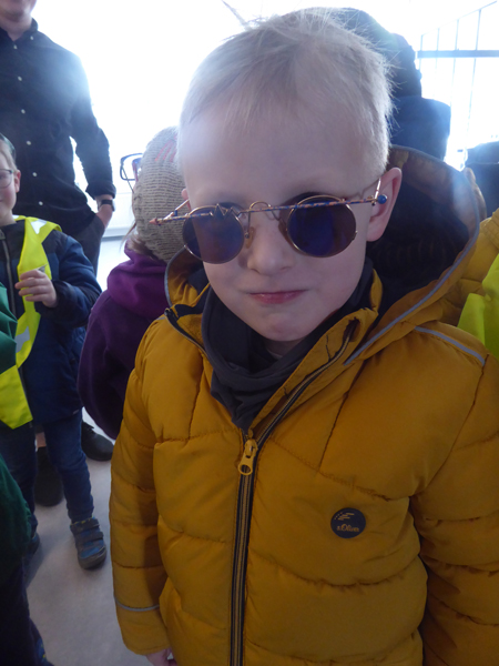 Ein Kind mit extrem cooler Sonnenbrille