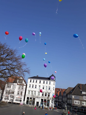 Ballons fliegen in den Himmel