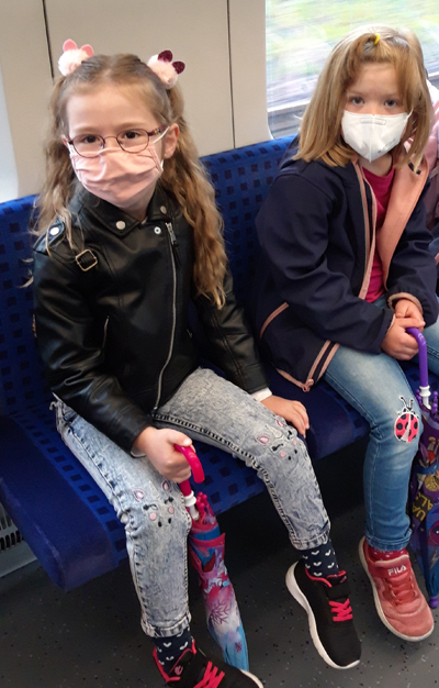 2 Kinder im Zug