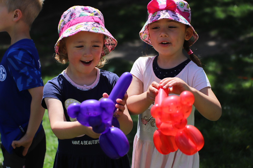 2 Kinder mit Luftballon-Tieren