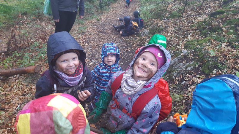 Kinder im Wald - dreckig, aber glücklich