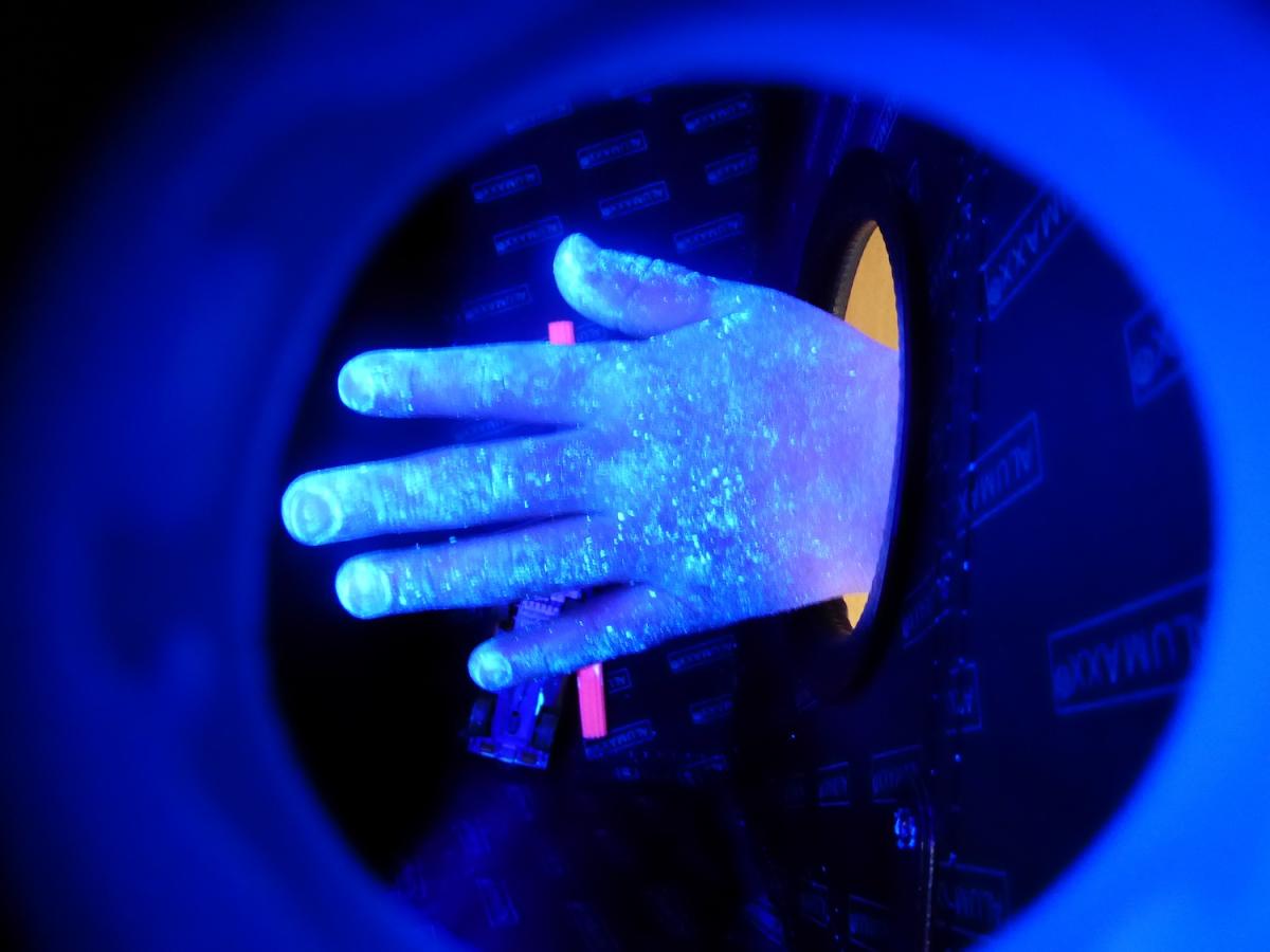 Eine Hand unter UV-Licht
